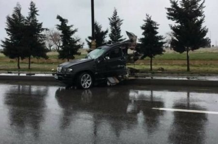 Bakı-Sumqayıt yolunda dəhşətli qəza: Maşın iki hissəyə bölündü