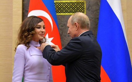 Vladimir Putin Azərbaycanın Birinci vitse-prezidenti Mehriban Əliyevaya "Dostluq" ordenini təqdim edib - FOTO