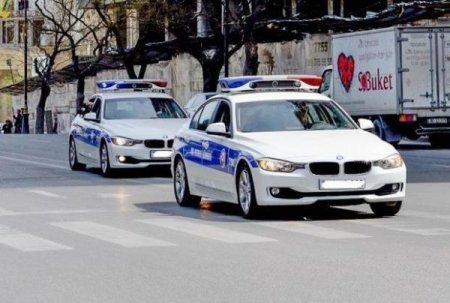 Yol polisi boğazında sümük qalan qadını xilas etdi