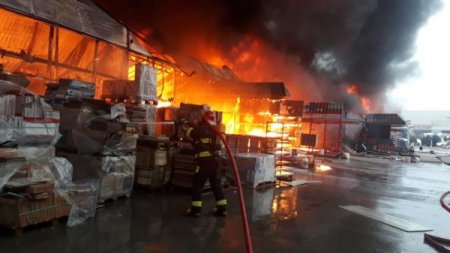 Bakıda məşhur bazarda güclü yanğın başladı - FOTO, VİDEO