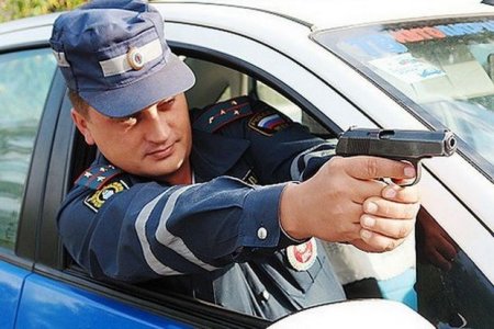 Polis arvadını döyən kişini güllələdi