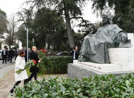 İlham Əliyev Romada Nizami Gəncəvinin abidəsini ziyarət edib