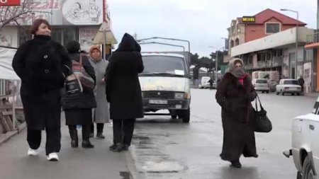 Fəhlə bazarındakı qadınların tələbi - 600-1000 manat maaş