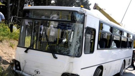 Bakıda sərnişin avtobusu ağır qəza törətdi - Xəsarət alan var