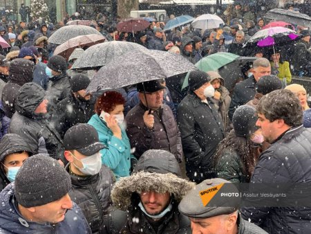 Ermənistan çalxalanır - Yerevandakı mitinqdə saxlanılanlar var..