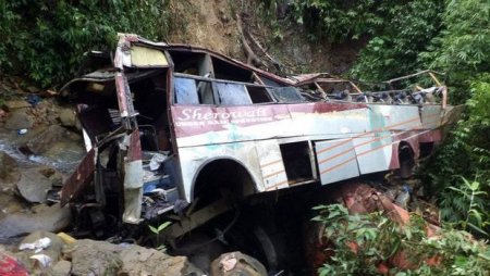 Avtobus dərəyə yuvarlandı: Azı səkkiz nəfər həlak oldu