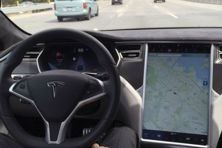 “Tesla”nın sürücüsüz avtomobilinə minənlər həyatını itirdi