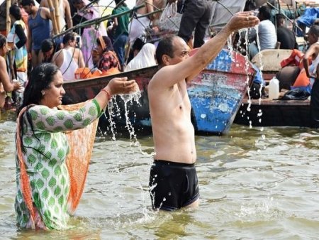 Hindistanda koronavirusdan ölənləri Qanq çayına atmağa davam edirlər