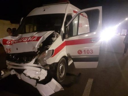 Bakıda təcili yardım maşını qəzaya düşdü, altı nəfər yaralandı