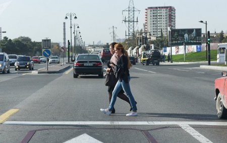 Yolu keçərkən vurulan qadın öldü