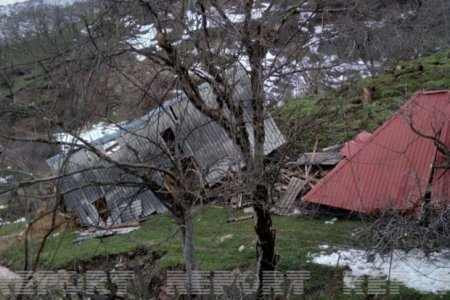 Dövlət orqanları Lerikdəki torpaq sürüşməsinin digər evlər üçün təhlükəsini araşdırır - YENİLƏNİB + FOTO