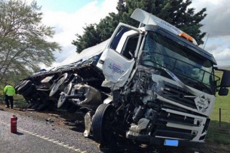 Azərbaycanda dəhşətli QƏZA: Yük maşınları toqquşdu, iki nəfər öldü