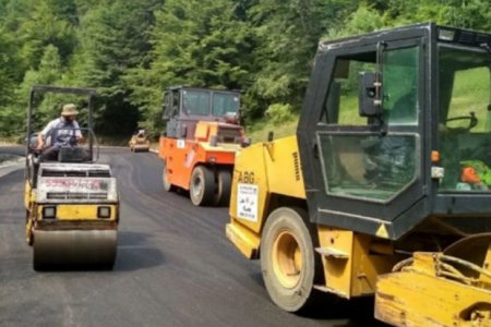 Gürcüstanın şərqində tozdan bezən kənd sakinləri yolu bağladılar