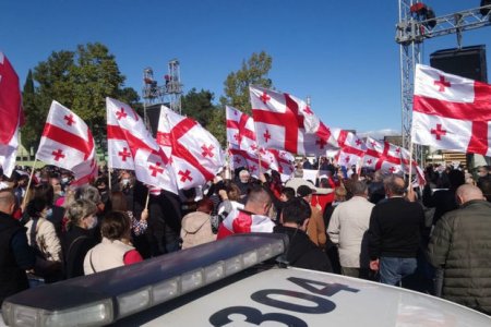 Tbilisidə Saakaşvilinin xaricdə müalicə üçün buraxılması tələbi ilə aksiya keçirilib