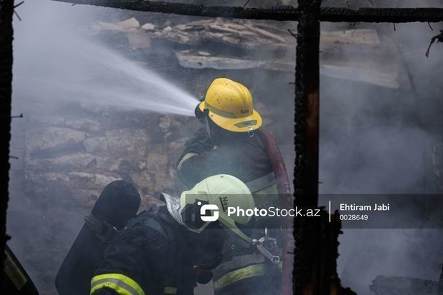 Bakıda üçmərtəbəli kommunal tipli yaşayış binasında yanğın olub