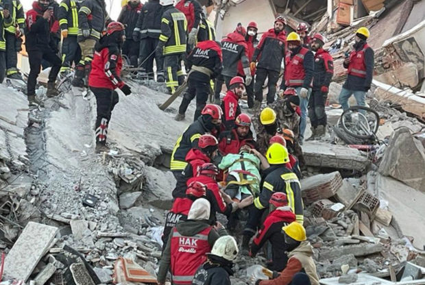 Qaziantepdə zəlzələdən 76 saat sonra 3 nəfər dağıntılar altından xilas edildi - FOTO