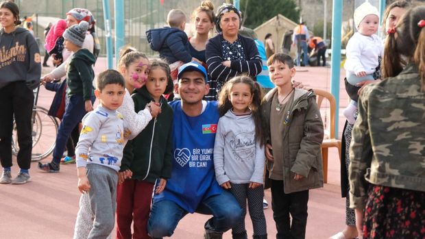 Azərbaycan könüllüləri Türkiyədə zərərçəkən uşaqlara xidmət etməyə davam edirlər - FOTO